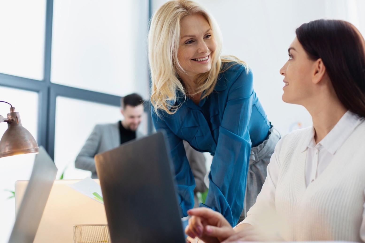 Session de formation sur l'analyse financière avec documents et ordinateur